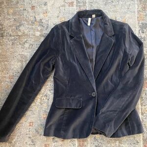 Beautiful classic velvet blazer! Fits like a glove. Satin lining.